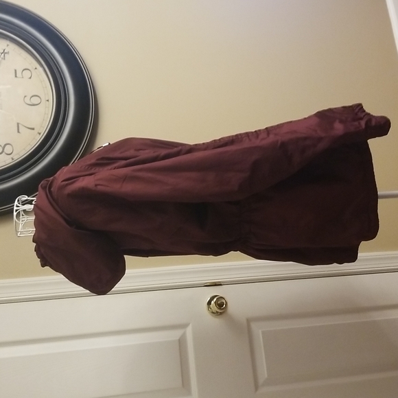 Burgundy jacket. Fits size medium - Picture 4 of 7